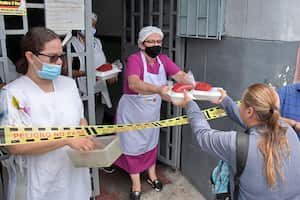 En el barrio san Nicolás de Cali, El comedor comunitario "El Samaritano" reparten cada día 130 almuerzos a personas en situación de calle e inmigrantes venezolanos y Gracias al apoyo del banco de alimentos se entregan 2600 raciones de comida al mes a esta población.