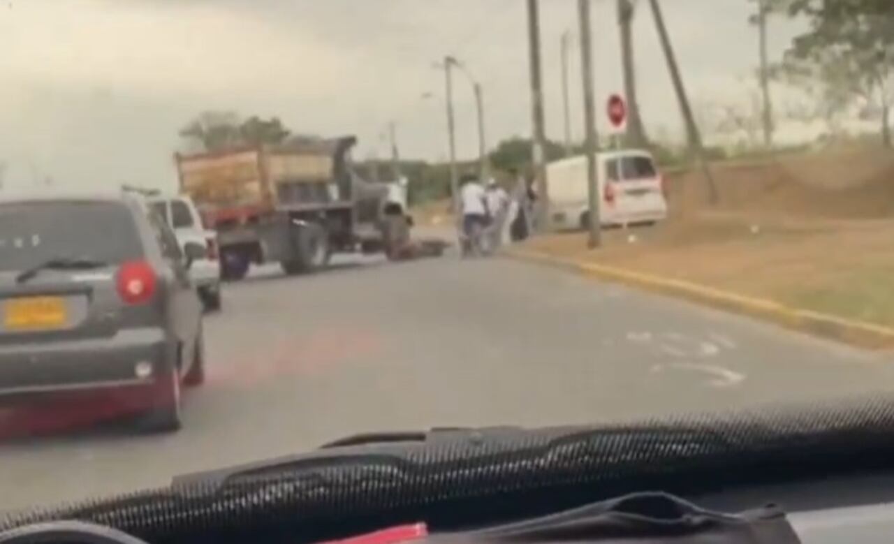 Accidente donde se vieron involucradas una volqueta y una motocicleta.