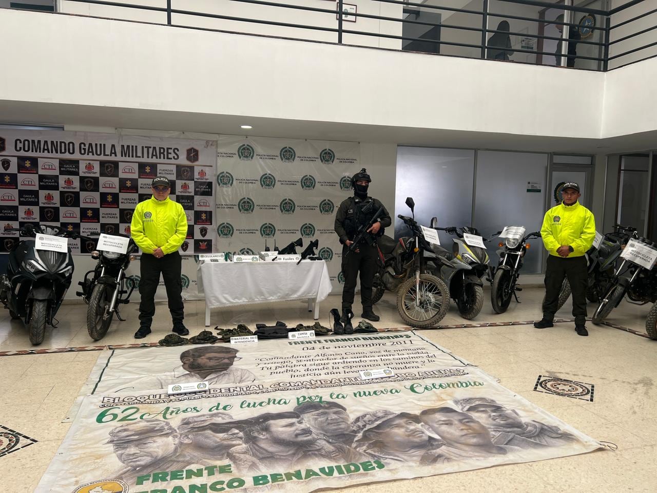 Durante el allanamiento, las autoridades incautaron dos fusiles, munición, chalecos y otros elementos que presuntamente eran utilizados por integrantes de la estructura criminal Franco Benavides.