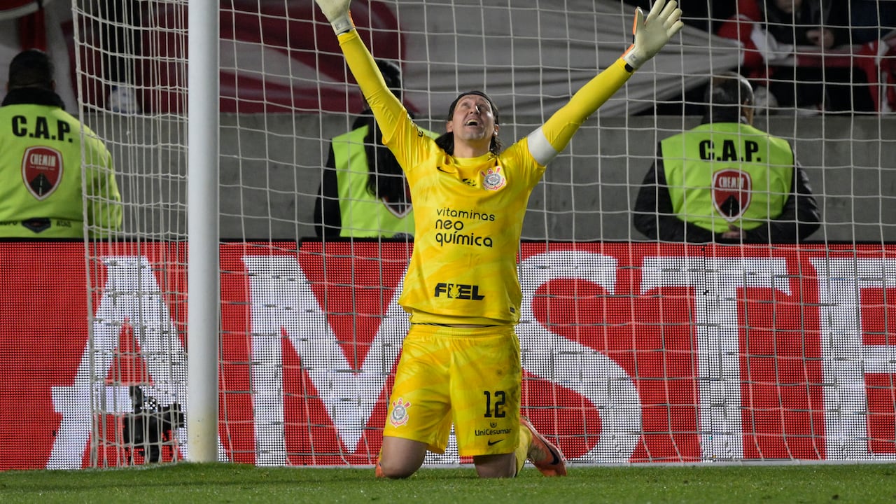 El experimentado arquero del Corinthians, Cossio, celebra el paso a la semifinal de la Copa Sudamericana del Corinthians, tras eliminar a Estudiantes de La Plata en el partido de vuelta de los cuartos de final en La Plata, Argentina.