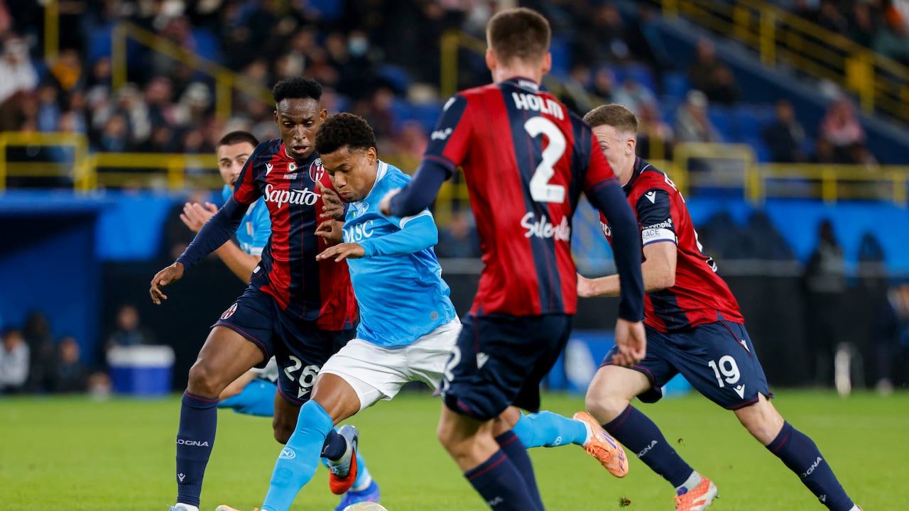 El delantero brasileño del Napoli #07 David Neres disputa el balón con el defensa colombiano #26 del Bolonia Jhon Lucumi durante la final de la Supercopa de Italia entre el SCC Napoli y el Bolonia en el estadio King Al-Awwal Park en Riad el 22 de diciembre de 2025. (Foto de Fayez NURELDINE / AFP)