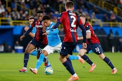 El delantero brasileño del Napoli #07 David Neres disputa el balón con el defensa colombiano #26 del Bolonia Jhon Lucumi durante la final de la Supercopa de Italia entre el SCC Napoli y el Bolonia en el estadio King Al-Awwal Park en Riad el 22 de diciembre de 2025. (Foto de Fayez NURELDINE / AFP)
