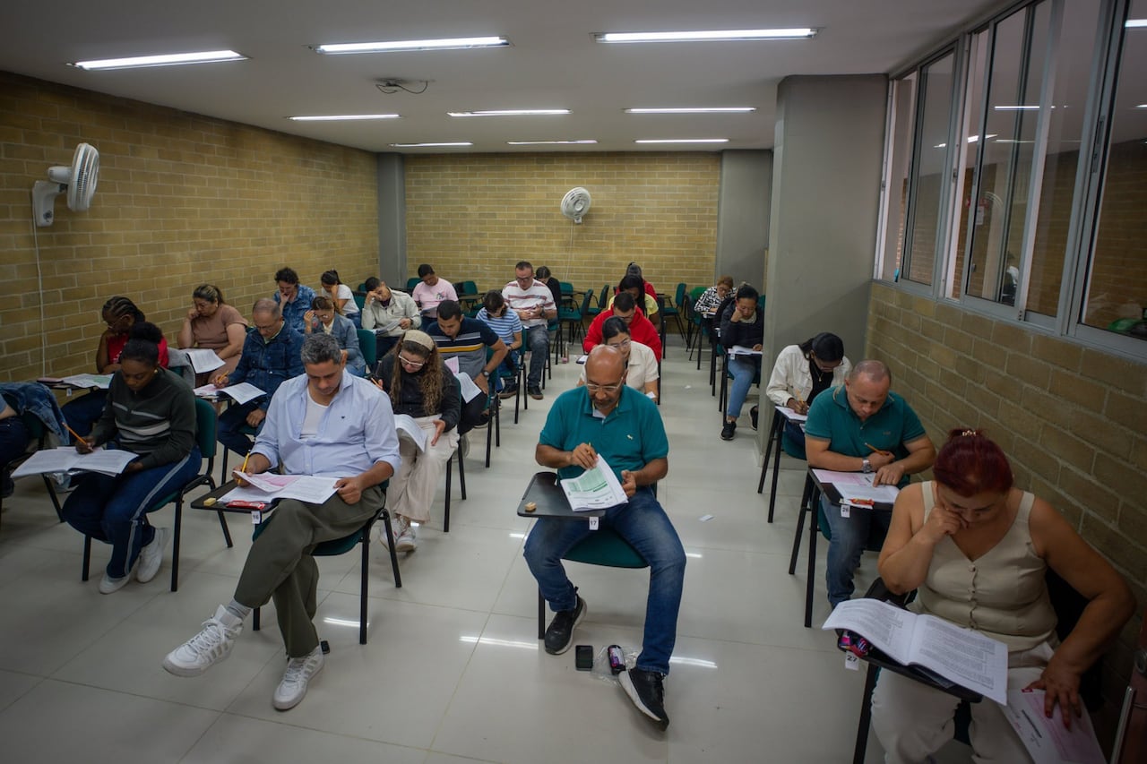 Más de 34 mil profesores (docentes) presentaron la prueba de ascenso y reubicación 2025, dando un paso decisivo en su crecimiento profesional. Una jornada que reconoce su compromiso y fortalece su trayectoria y sigue impulsando la calidad de la educación en todo el país, informó Mineducación.
