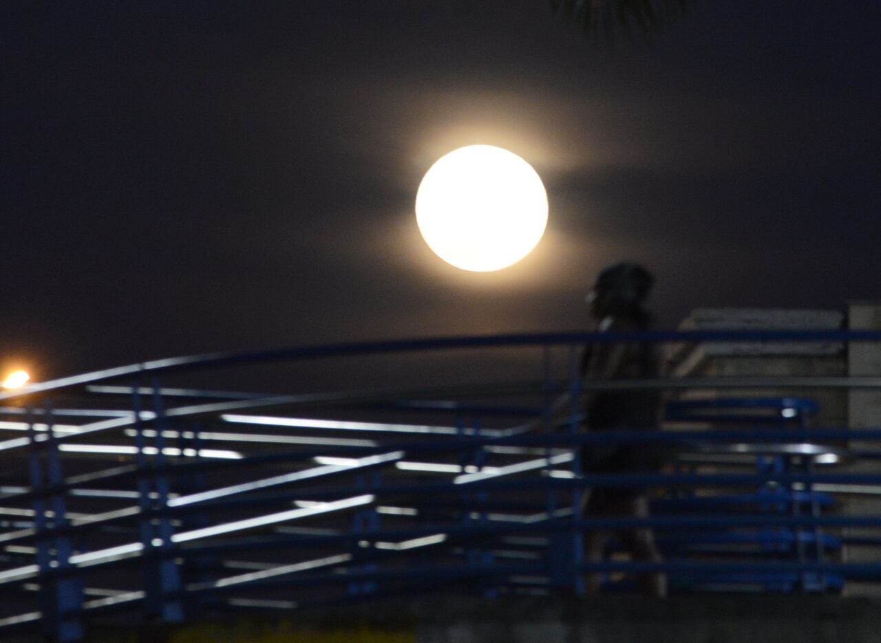 Cali: Superluna azul este miércoles 30 de agosto, se pudo apreciar por segunda vez en este mes. Foto José L Guzmán. El País, agosto 29-23.
