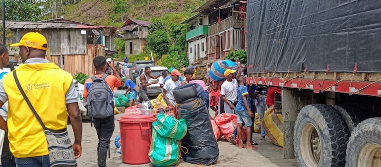 786 personas del Bajo Calima, de comunidades de del río Nueva Esperanza, Ceibito, San
Isidro y Guadual, regresaron a su territorio tras tres años de desplazamiento forzado.