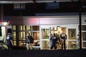 MAINE, ESTADOS UNIDOS - 26 DE OCTUBRE: Agentes de policía cierran la carretera mientras patrullan alrededor del hospital durante la inspección después de los múltiples tiroteos de un pistolero en Maine, Estados Unidos, el 26 de octubre de 2023.