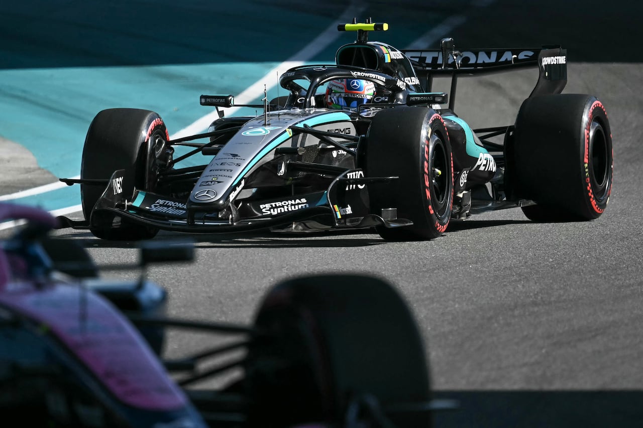El piloto italiano de Mercedes, Kimi Antonelli, compite durante la sesión de clasificación para el Gran Premio de Fórmula 1 de Miami 2026 en el Autódromo Internacional de Miami en Miami Gardens, Florida, el 2 de mayo de 2026. (Foto de CHANDAN KHANNA / AFP)