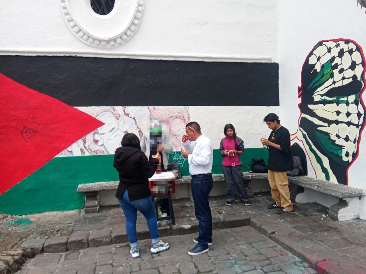El pasado 7 de octubre, los estudiantes universitarios que rechazan la guerra en la Franja de Gaza pintaron varios murales sobre las fachadas del templo Santo Domingo y la faculta de Derecho de la Unicauca.