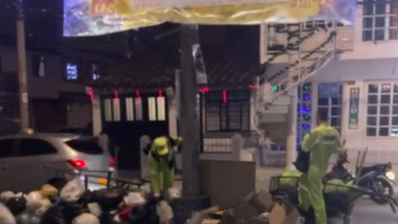 Este es uno de los separadores viales del barrio Los Guayacanes, donde vecinos denuncian la acumulación de escombros y residuos que duran semanas sin ser retirados.