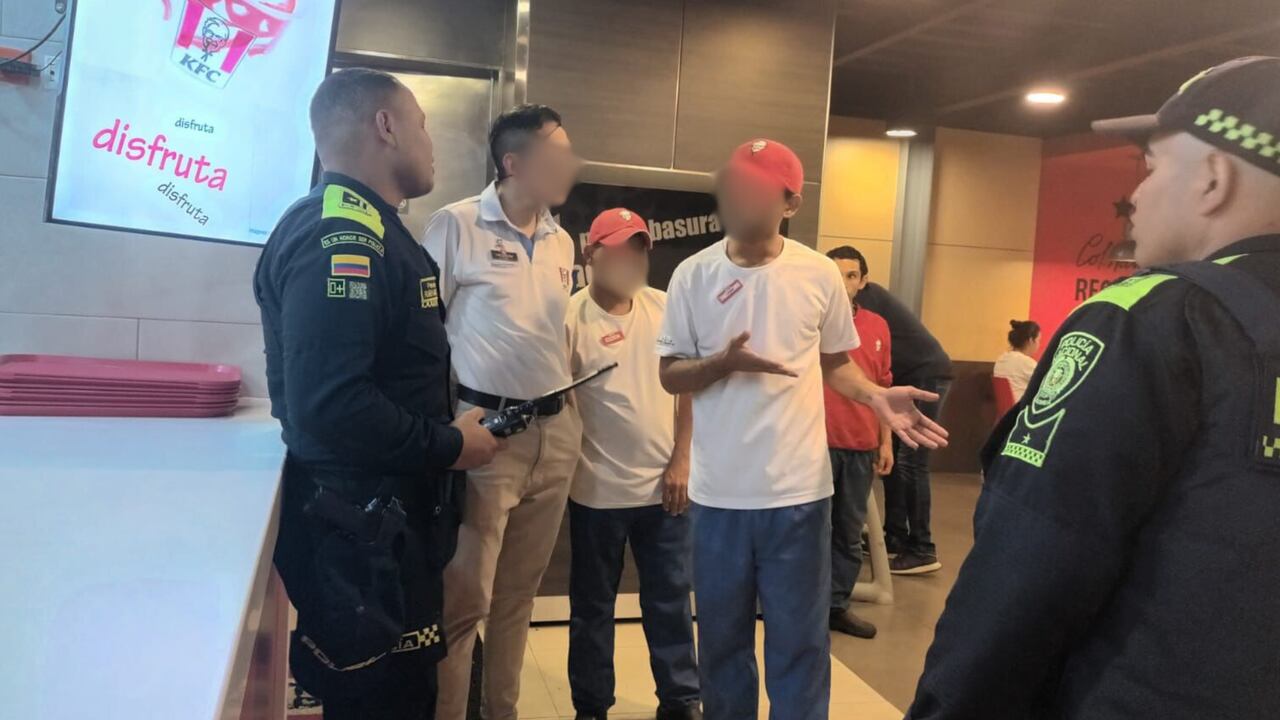 Uniformados de la Policía llegaron al local luego de lo ocurrido.