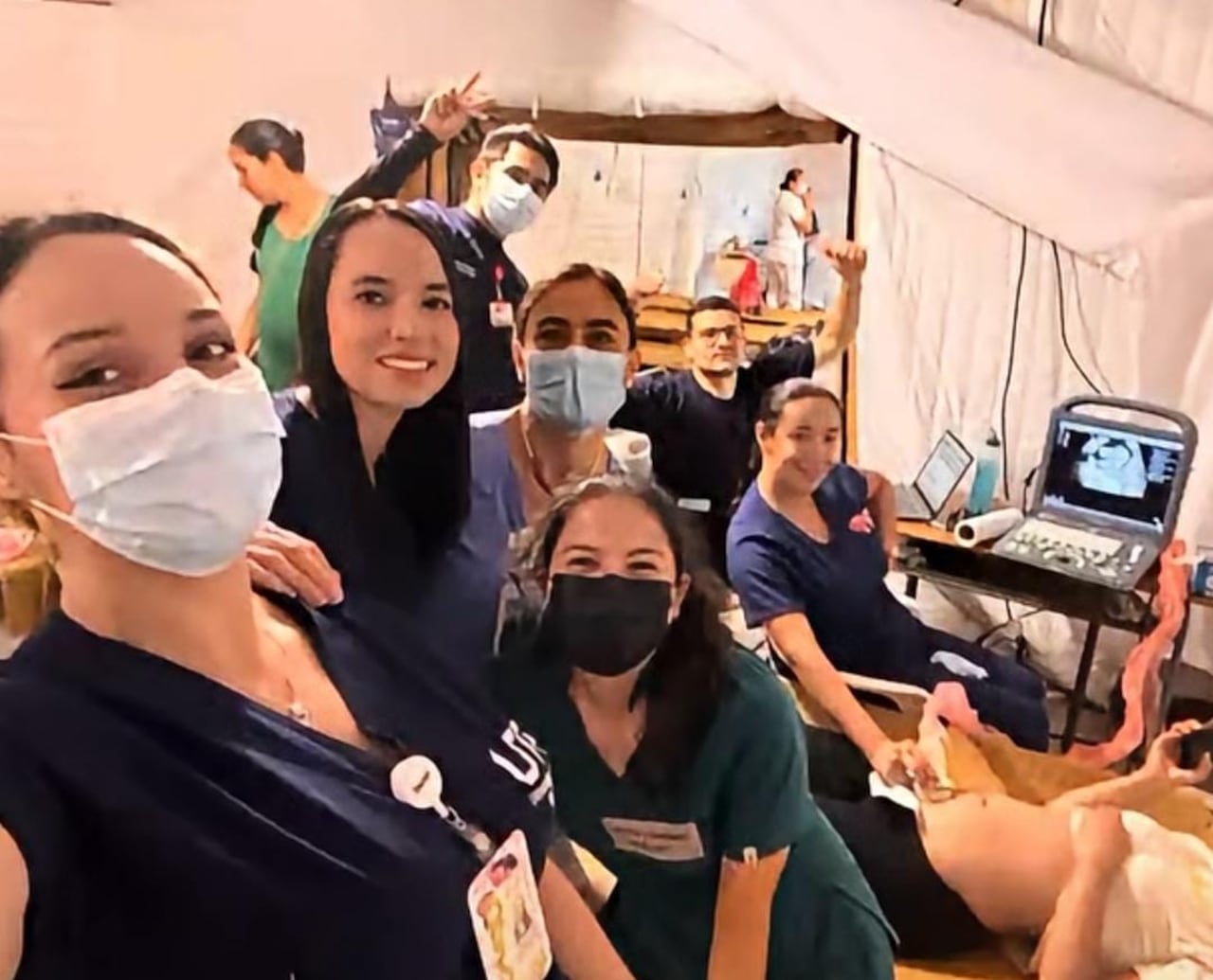 Un equipo de personal de salud brinda atención a mujeres embarazadas en Pereira tras el terremoto.