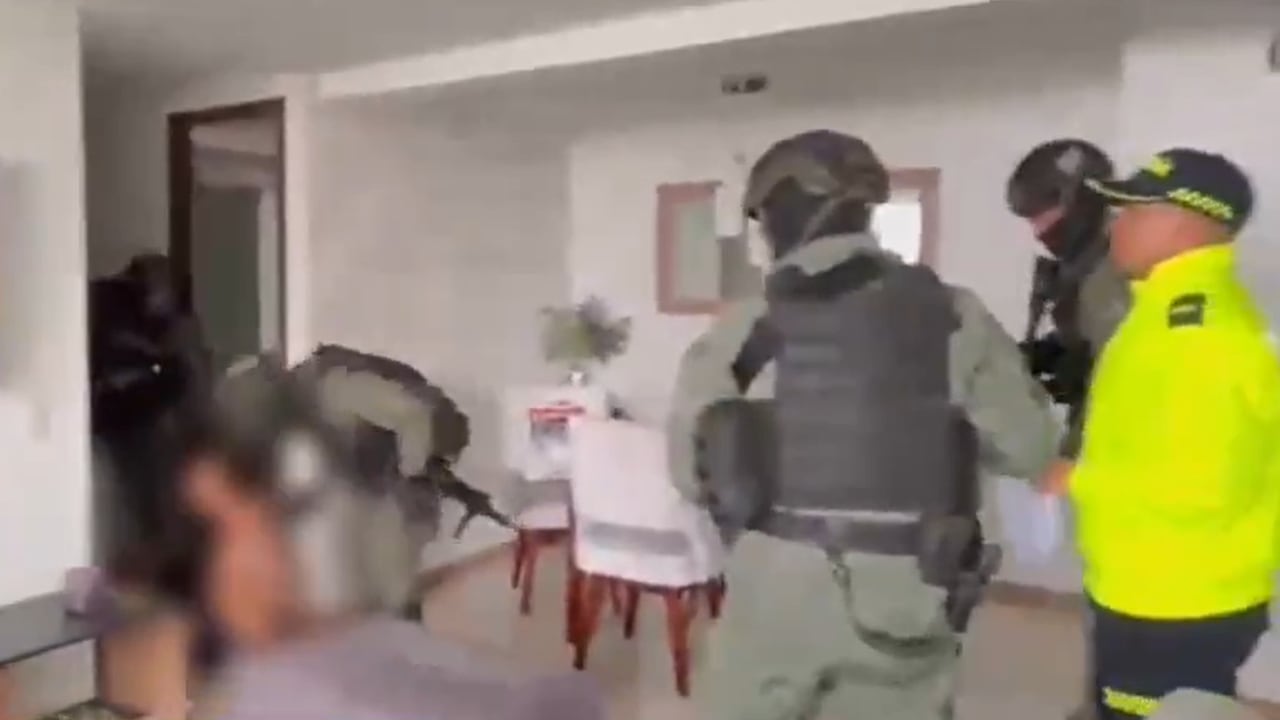 En Envigado fue capturado alias ‘Antioquia’ por homicidio, concierto para delinquir y narcotráfico. Sería responsable del 80 % del tráfico de estupefacientes en Bucaramanga y estaría vinculado al aumento del 41 % de los homicidios en la ciudad.