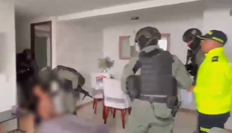 En Envigado fue capturado alias ‘Antioquia’ por homicidio, concierto para delinquir y narcotráfico. Sería responsable del 80 % del tráfico de estupefacientes en Bucaramanga y estaría vinculado al aumento del 41 % de los homicidios en la ciudad.