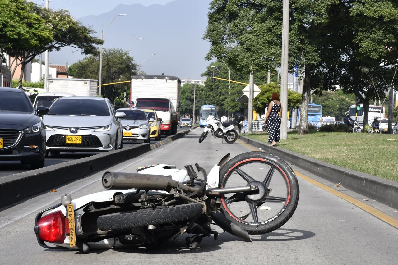 Cali: Continúan los graves accidentes por imprudencia de motociclistas y ciclistas que invaden el carril del Mío. Dos personas resultaron gravemente heridos en la cr 1 con calle 57 en el carril del Mío. Foto José L Guzmán. El País