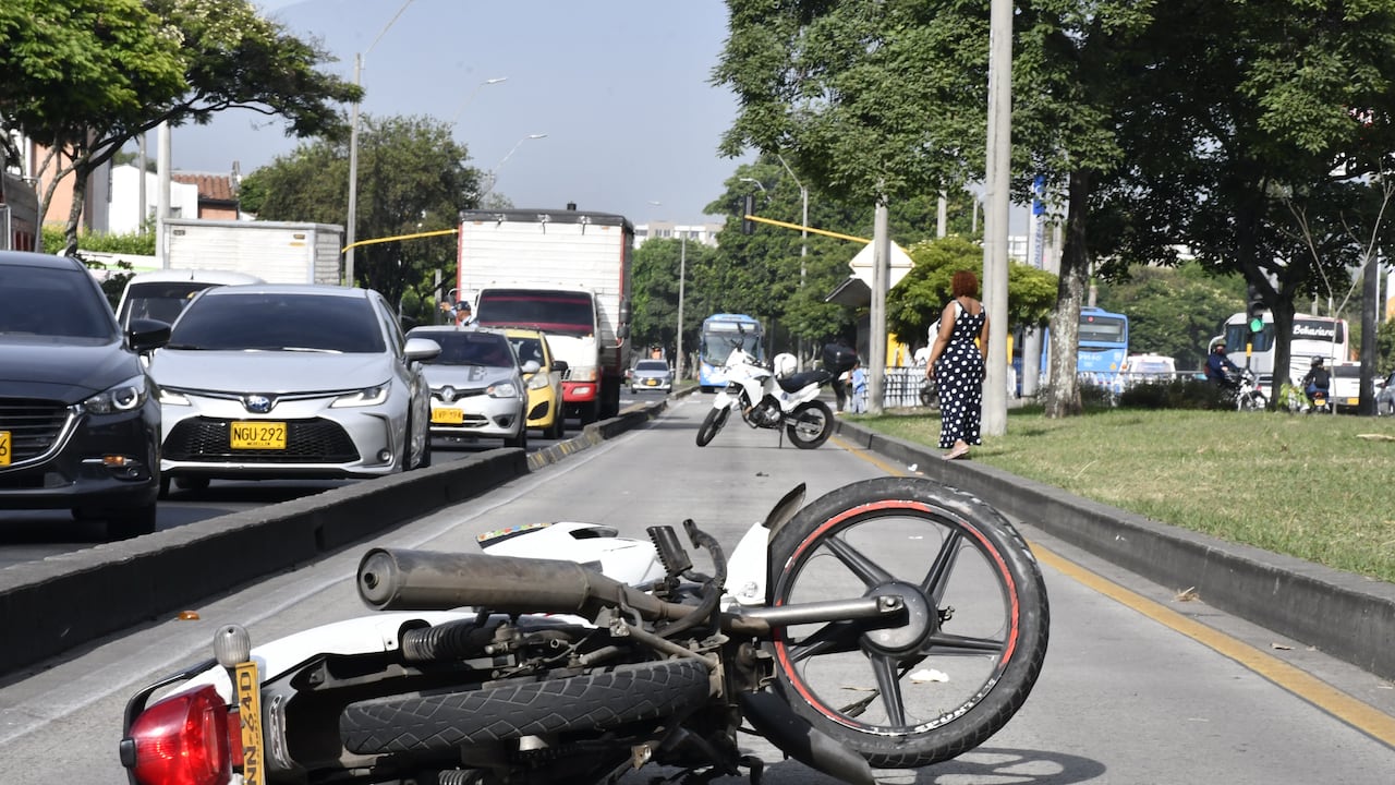Cali: Continúan los graves accidentes por imprudencia de motociclistas y ciclistas que invaden el carril del Mío. Dos personas resultaron gravemente heridos en la cr 1 con calle 57 en el carril del Mío. Foto José L Guzmán. El País