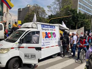 Un vehículo con el que el Pacto Histórico hace su campaña en la ciudad se unió por varios minutos a la marcha por la vida que organizó el gobierno nacional y algunas organizaciones sociales.