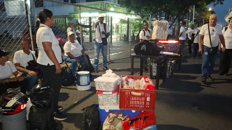 Protesta de vendedores en el estadio Pascual Guerrero.