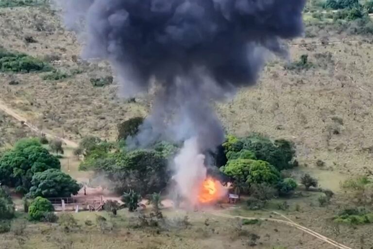 Esta captura de video muestra a las fuerzas armadas venezolanas destruyendo uno de los dos campamentos logísticos que, según afirman, eran de grupos terroristas narcotraficantes colombianos.