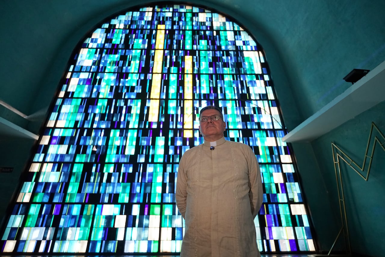 El Santuario de Nuestra Señora de Fátima, ubicado en la parte alta del barrio Granada, llegó a su 75 aniversario, convirtiéndose en uno de los principales puntos de congregación para decenas de feligreses católicos en Cali. Foto Jorge Orozco / El País