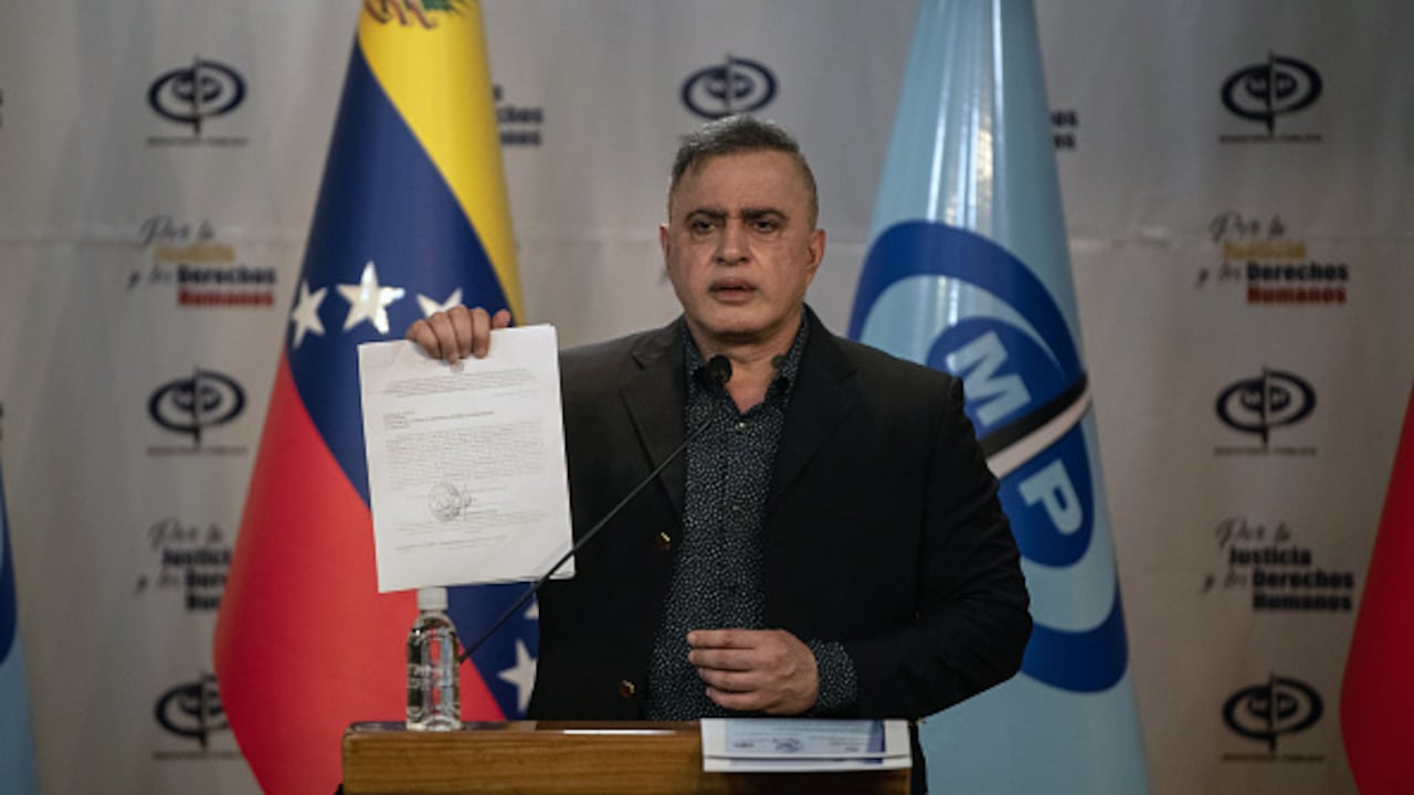 La dirigente liberal venezolana María Corina Machado, que arrasó en las primarias opositoras, fue proclamada este jueves como candidata presidencial de la oposición para 2024, un día después de que la fiscalía anunciara una investigación penal contra los organizadores de la elección interna.