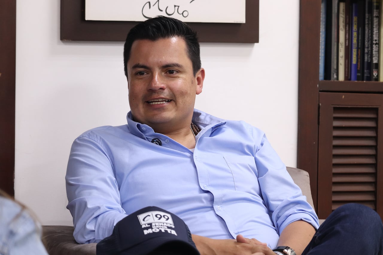 Daniel Mota mayor retirado de la policía candidato al senado por el partido conservador.