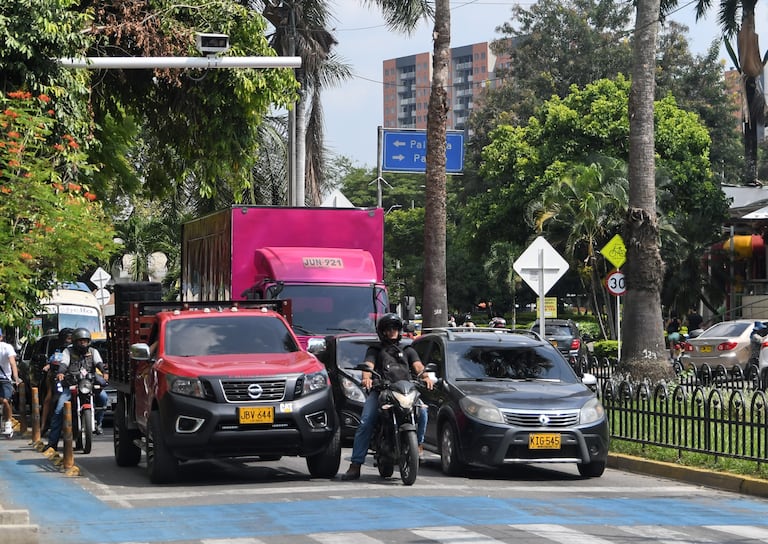 CÁMARA DE FOTOMULTAS EJN LA AVENIDA GUADALUPE CON AUTOPISTA SIMÓN BOLÍVAR CALI.
