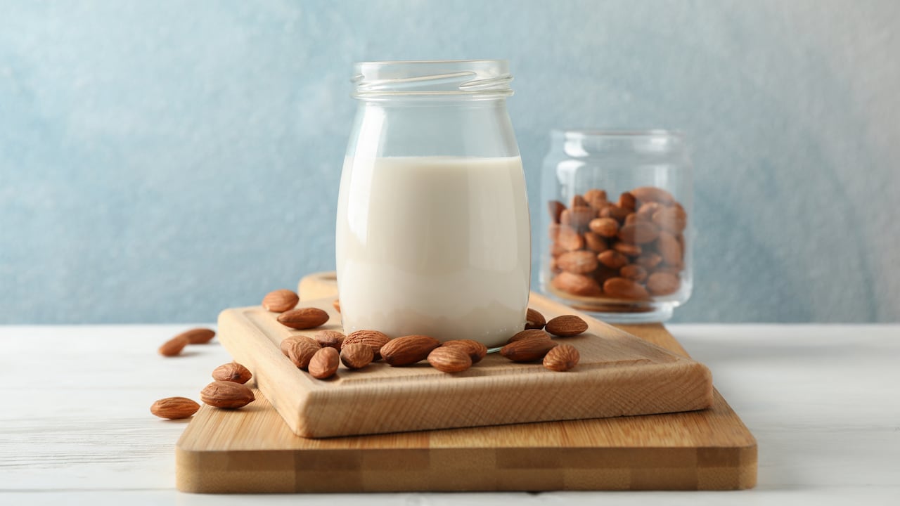 Usuarios de leche de almendras podrían enfrentar dilemas sobre su idoneidad, según investigaciones recientes.