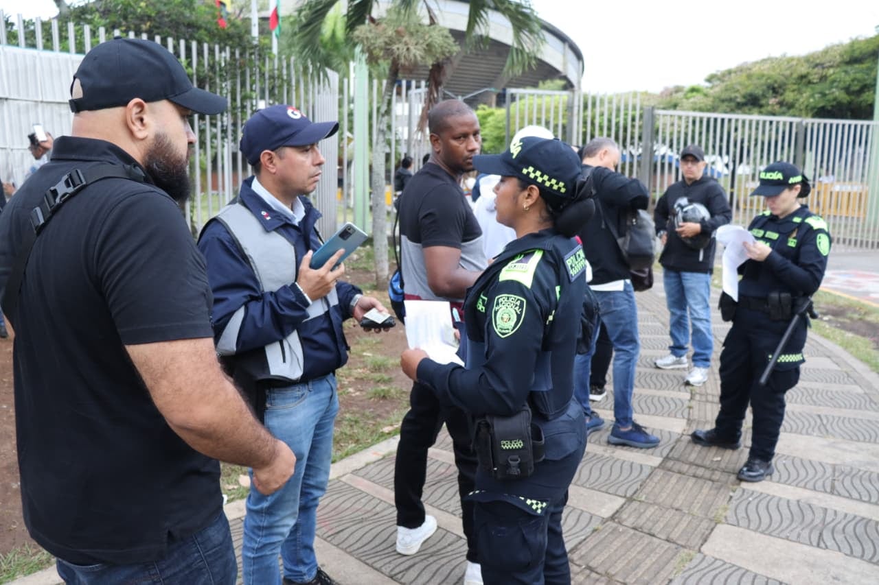 Uniformados de la Policía Nacional comenzaron el despliegue de seguridad en los puestos de votación de Cali y el Valle del Cauca antes de la apertura de las urnas.