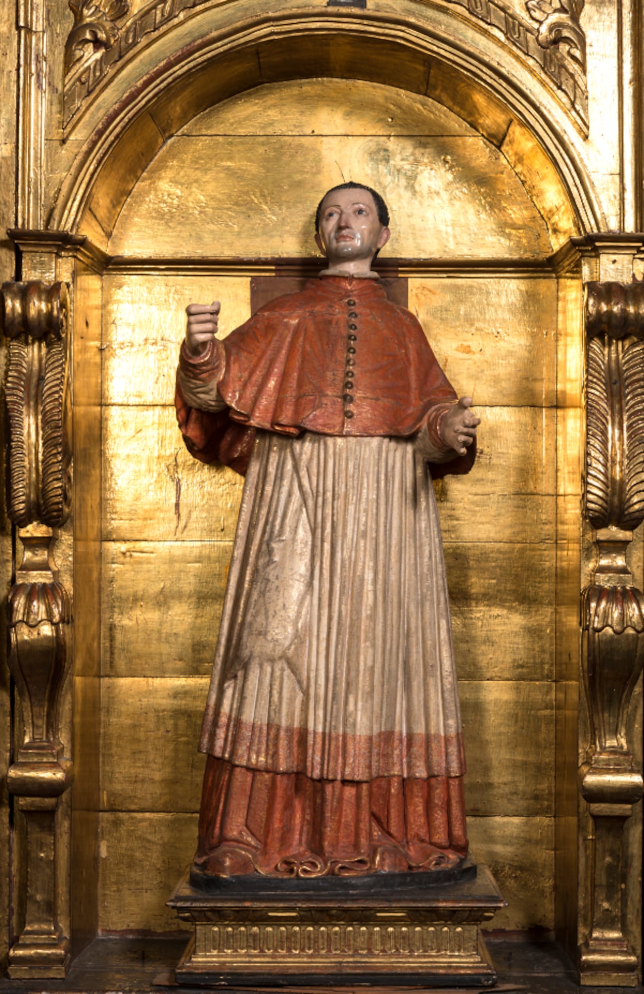 La presente talla en madera se encuentra ubicada en el retablo mayor del antiguo templo de Santa Clara en Bogotá.