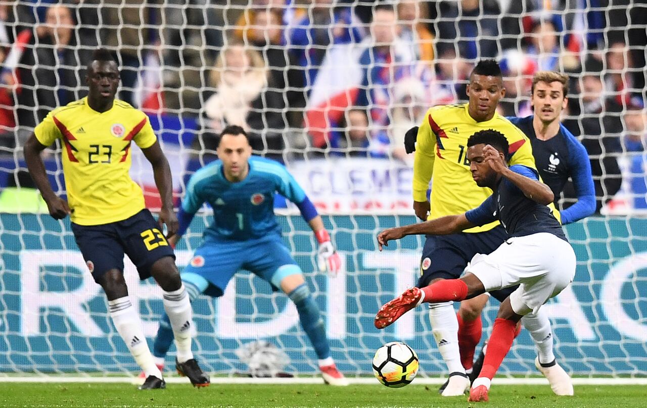 El centrocampista francés Thomas Lemar (D) patea el balón durante el partido amistoso de fútbol entre Francia y Colombia en el Stade de France, en Saint-Denis, en las afueras de París, el 23 de marzo de 2018. (Foto de FRANCK FIFE / AFP)