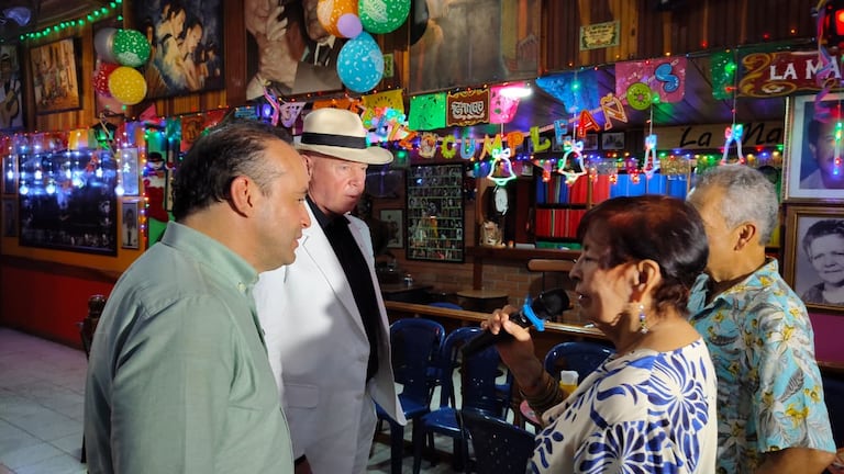 John McNamara, visitó el barrio Obrero, en el marco de la Feria de Cali, por invitación del alcalde Alejandro Eder.