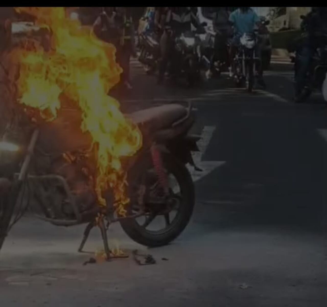 Conductor prendió su moto en pleno operativo de Tránsito en Cali.