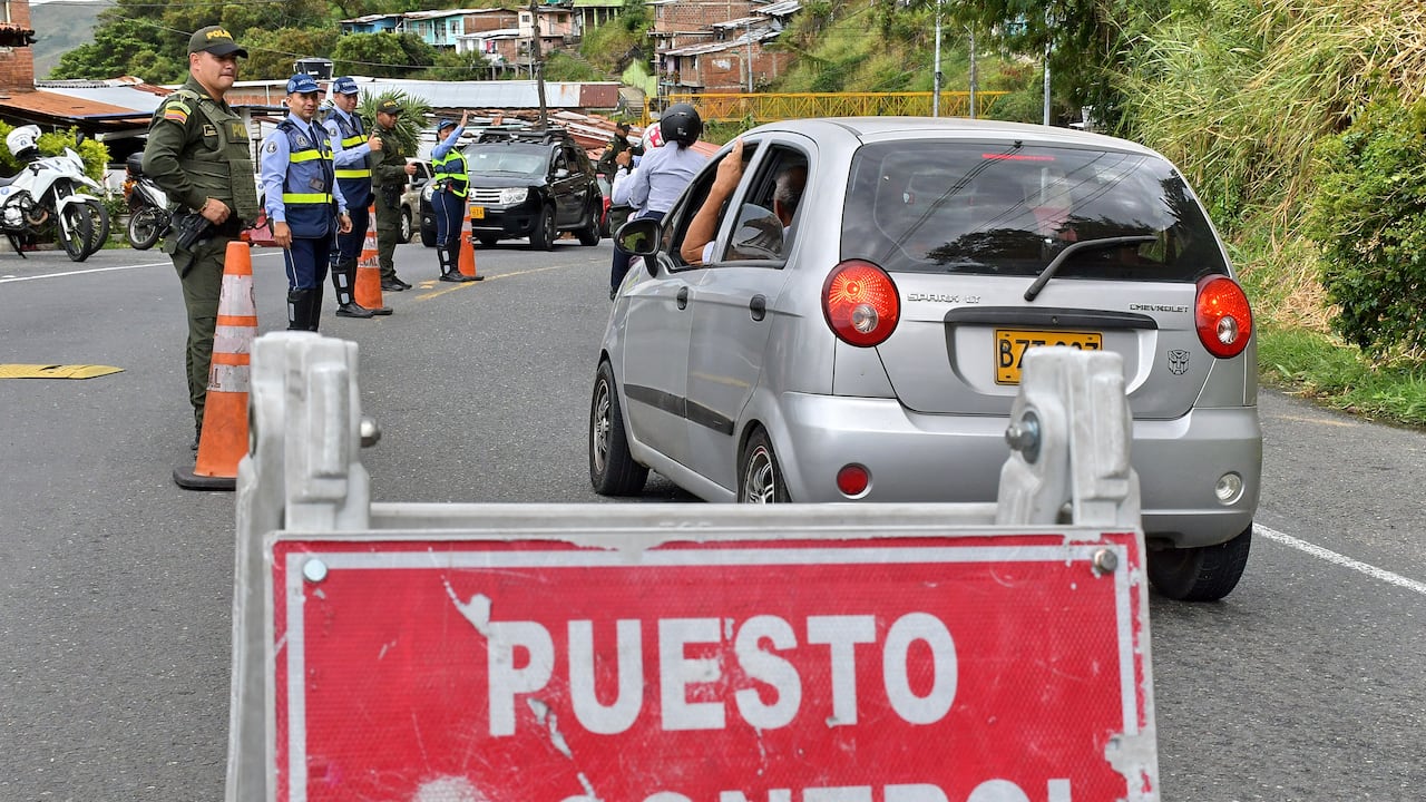 Este lunes termina el puente festivo de julio y con él, el viaje de miles de vallecaucanos que dejaron sus hogares desde el viernes o sábado para pasar un fin de semana divertido y de distracción de las dinámicas regulares de la semana. Las autoridades de tránsito, tanto departamentales como distritales en Cali, anunciaron un robusto operativo para permitir que todo fluya con tranquilidad. Fotos Raúl Palacios / El Pais / 3 de Julio del 2023 Cali.