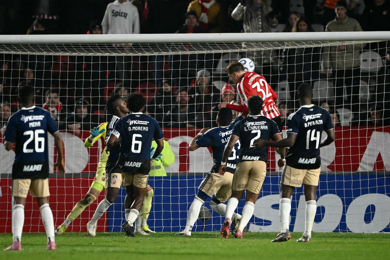 El mediocampista de Estudiantes #32 Mikel Amondarain encabeza y anota el primer gol de su equipo durante el partido de fútbol de la fase de grupos de la Copa Libertadores entre Estudiantes de La Plata de Argentina e Independiente Medellín de Colombia en el estadio Jorge Luis Hirschi en La Plata, provincia de Buenos Aires, Argentina, el 26 de mayo de 2026. (Foto de Luis ROBAYO / AFP)