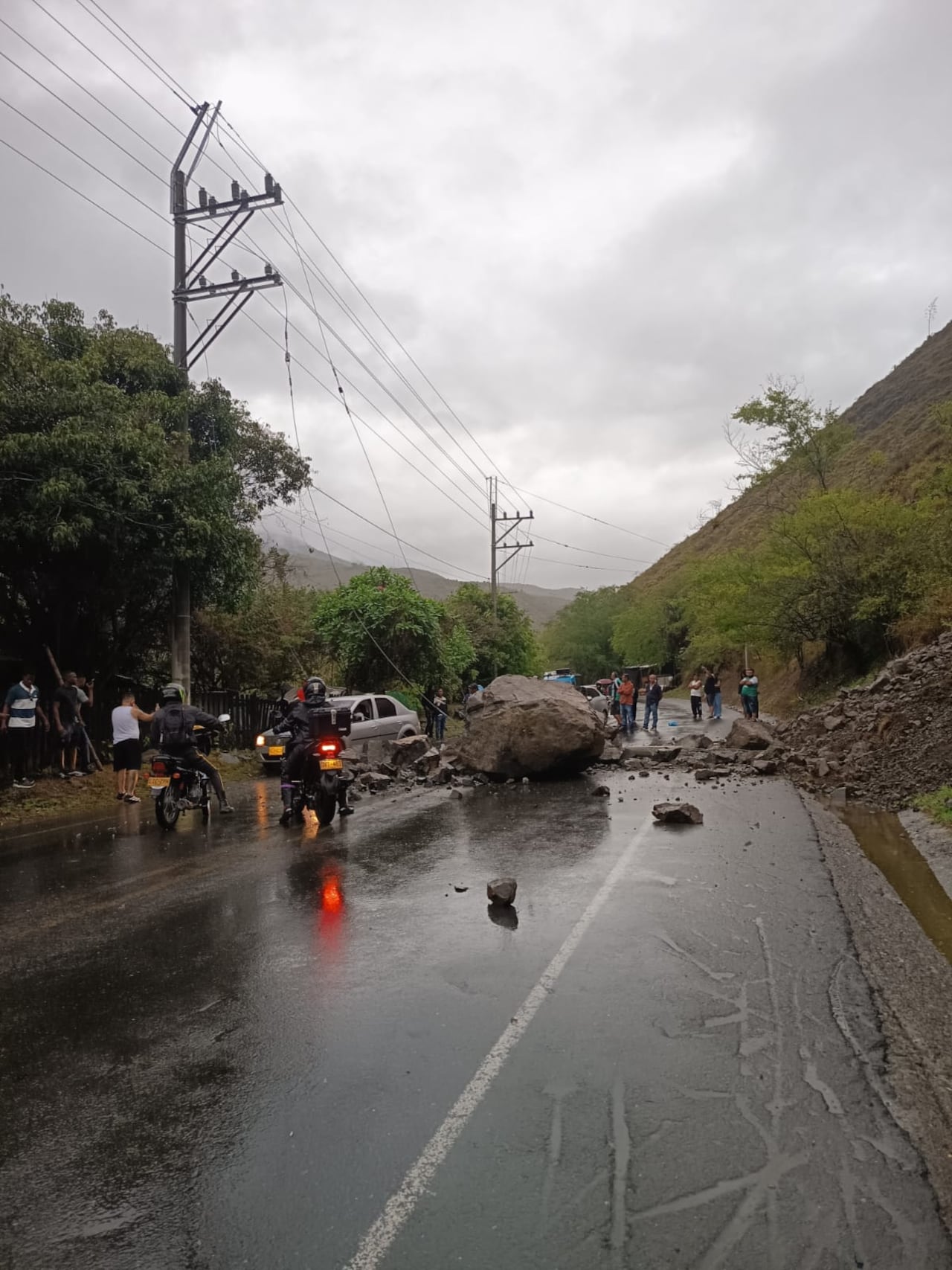 Una enorme roca cayó sobre la vía Dagua - Loboguerrero - Buenaventura, provocando el cierre total de la carretera.