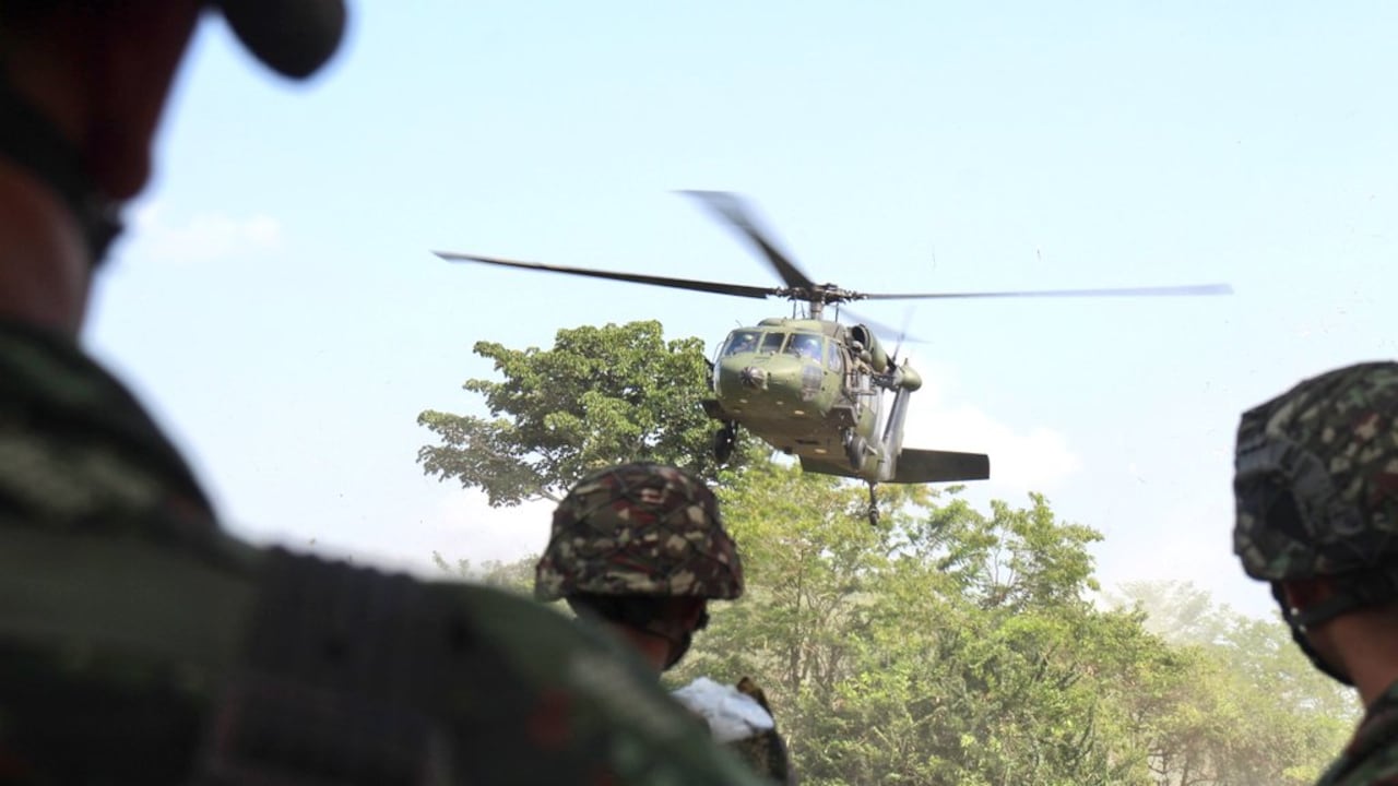Tropas del Ejército Nacional adelantan operaciones de control en zona rural de El Tambo, Cauca, tras el ataque con explosivos lanzados desde un dron que dejó dos soldados heridos.