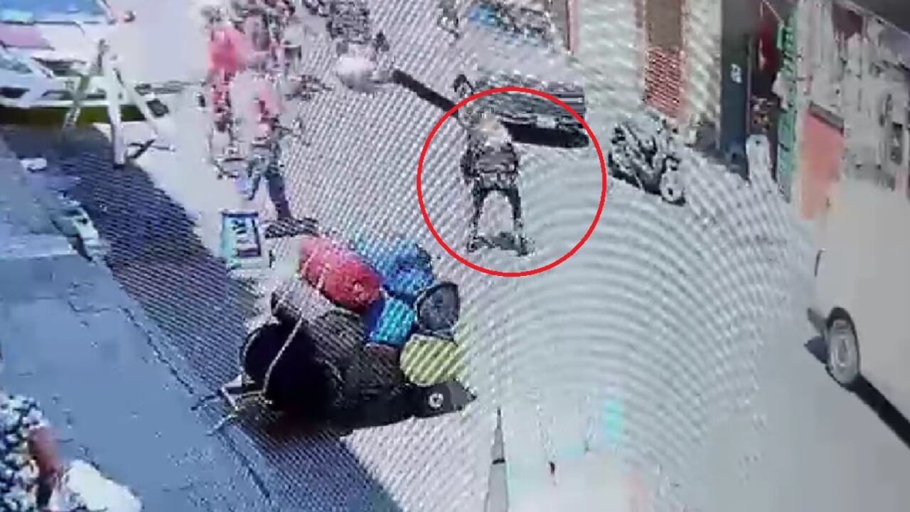 Así fue la arriesgada maniobra de una policía en México para detener a dos presuntos ladrones.