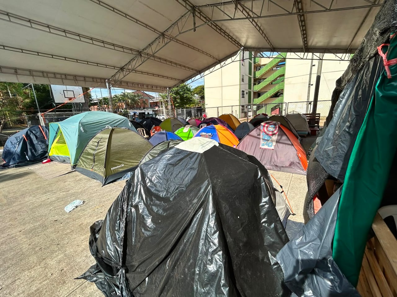 Así lucen algunas partes del albergue en el parque principal de Chiminangos.