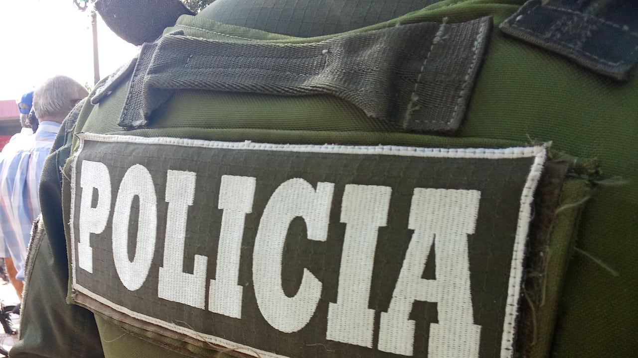 La Policía ha reiterado su compromiso con la protección de niños, niñas y adolescentes en el Cauca, señalando que mantiene operativos permanentes de prevención y control en zonas priorizadas para evitar el reclutamiento forzado y otros delitos que vulneran sus derechos. A través de estrategias de vigilancia comunitaria, acompañamiento institucional y campañas de sensibilización, la institución trabaja de manera articulada con autoridades locales y organismos nacionales e internacionales para identificar riesgos, fortalecer entornos seguros y garantizar la atención oportuna a posibles casos que afecten a la niñez en el departamento.