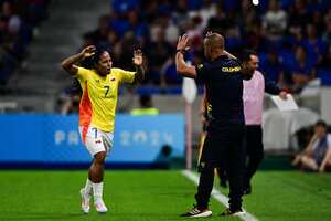 Colombia's forward #07 Manuela Pavi (L) celebrates with Colombia's coach Angelo Marsiglia after scoring her team's second goal during the women's group A football match between France and Colombia during the Paris 2024 Olympic Games at the Lyon Stadium in Lyon on July 25, 2024. (Photo by Olivier CHASSIGNOLE / AFP)