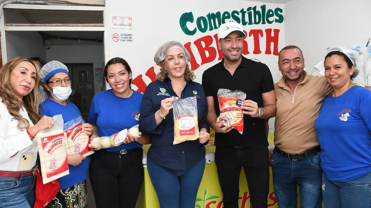 La Gobernadora del Valle en compañía de su equipo visitaron a Empanadas Humbert en el barrio Manuela Beltrán, Comuna 14 de Cali.