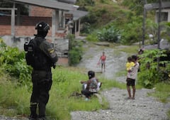 Buenaventura: Operativos de control por grupos especiales de la Policía en los barrios de Buenaventura, luego de las amenazas de grupos insurgentes. foto Aymer Álvarez Jr. Julio 5-23
