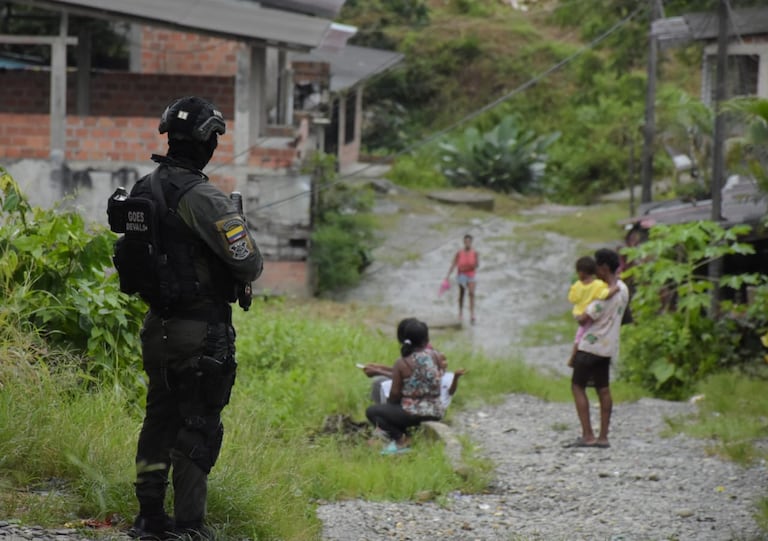 Buenaventura: Operativos de control por grupos especiales de la Policía en los barrios de Buenaventura, luego de las amenazas de grupos insurgentes. foto Aymer Álvarez Jr. Julio 5-23