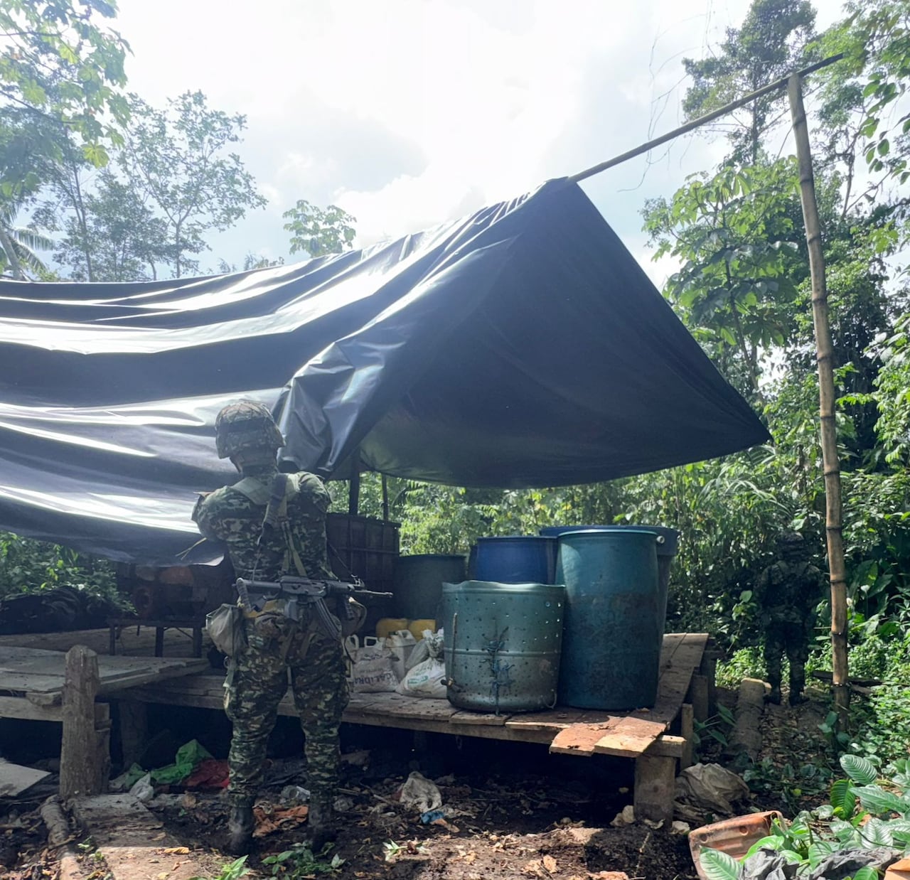 Las autoridades indicaron que los laboratorios pertenecerían a estructuras de la Coordinadora Nacional Ejército Bolivariano que utilizan corredores del Pacífico para el tráfico de estupefacientes