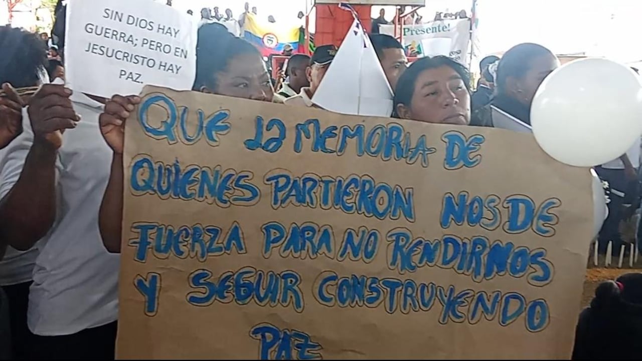 Familiares y amigos rinden homenaje a las 12 víctimas en el polideportivo de Cajibío, Cauca.