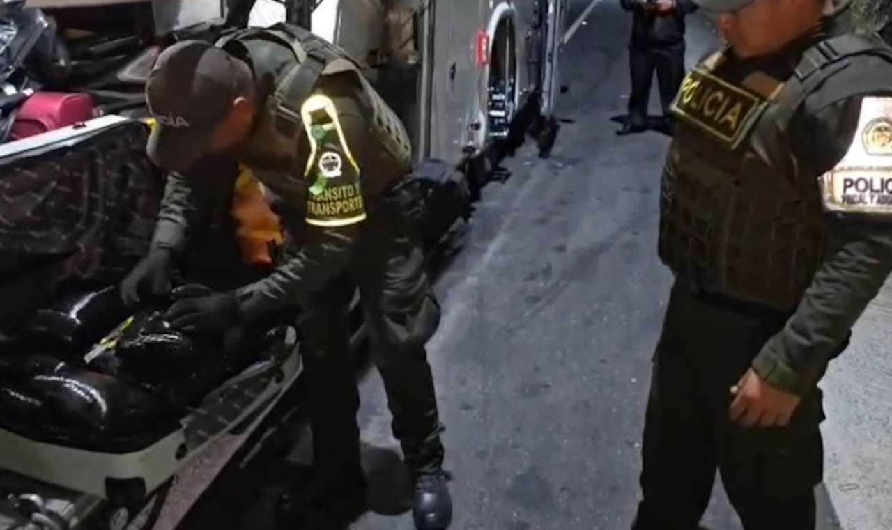 Este es el momento cuando los policías encuentran la marihuana al interior de una maleta. En esta intervención no se presentaron capturas, indicó la Policía.
