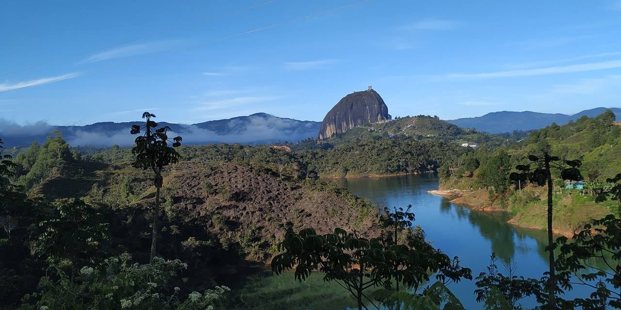La Piedra del Peñol es el principal atractivo turístico de la zona.