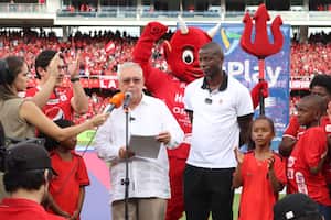 Adrián ramos recibe una distinción del Congreso de Colombia.