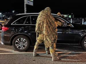Francotirador de las fuerzas especiales fuera del aeropuerto de Hamburgo.