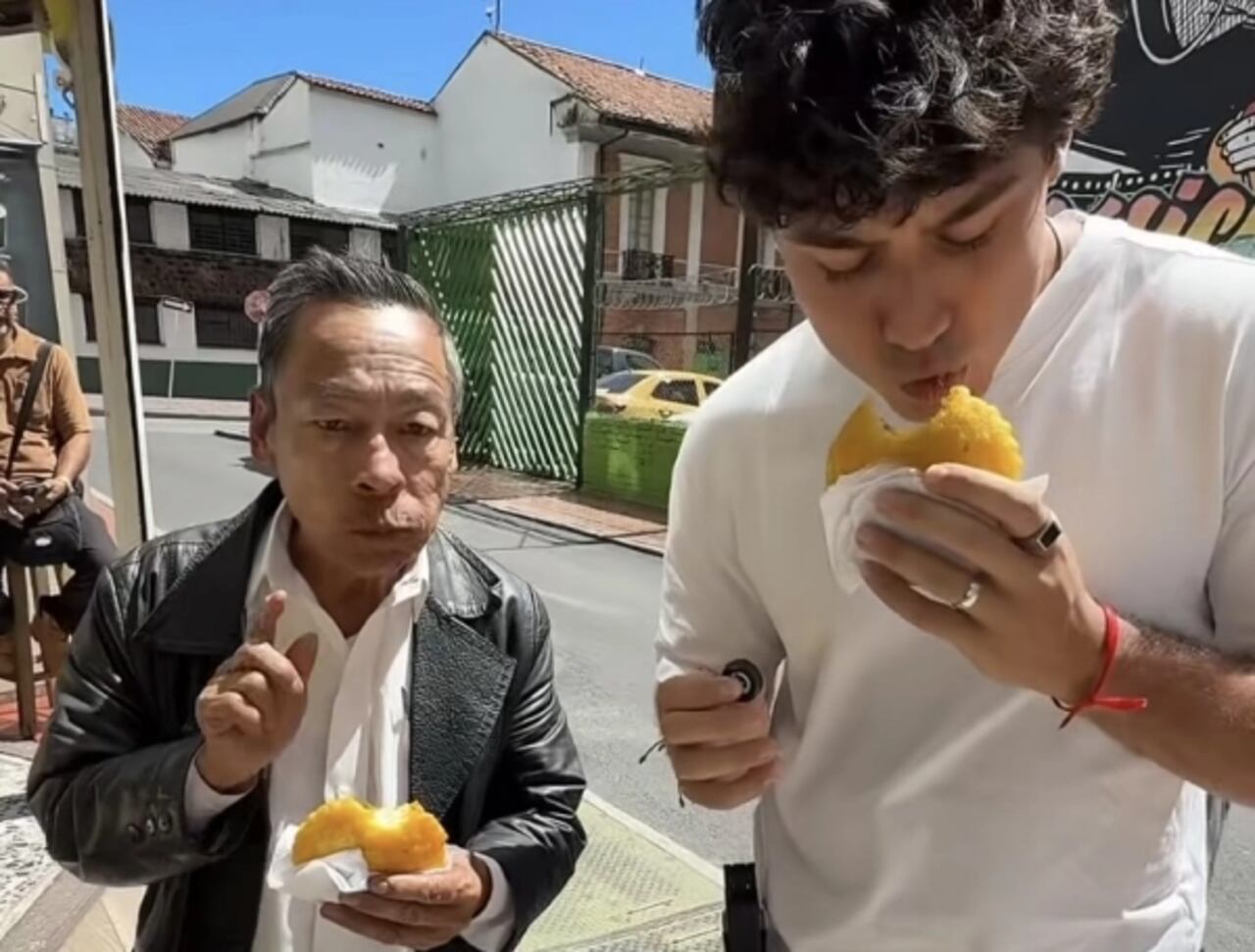 Vendedor ambulante con el que compartieron los influencers españoles.